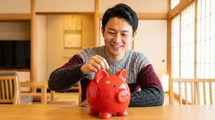 お金を本当に貯め始める方法：1年を通して続けられる8つのステップ