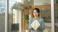 窓掃除は曇りの日が正解、洗浄液が乾く前に終わらせる時短手順2ステップ