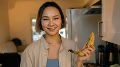 夕方のバナナ：睡眠を助けるのか、それとも目を覚ますのか？