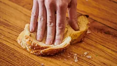 グラスを割ってしまった?このキッチン裏ワザなら微細な破片まで集められる