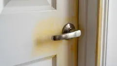 白い塗装ドアの黄ばみは洗って落とせる?原因別のやさしい掃除法