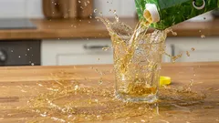 パックから液体をこぼさず、飛び散らせずに注ぐ方法：ステップ別の手順