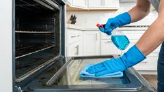 オーブンから油汚れを、刺激の強い化学薬品を使わずに落とす方法